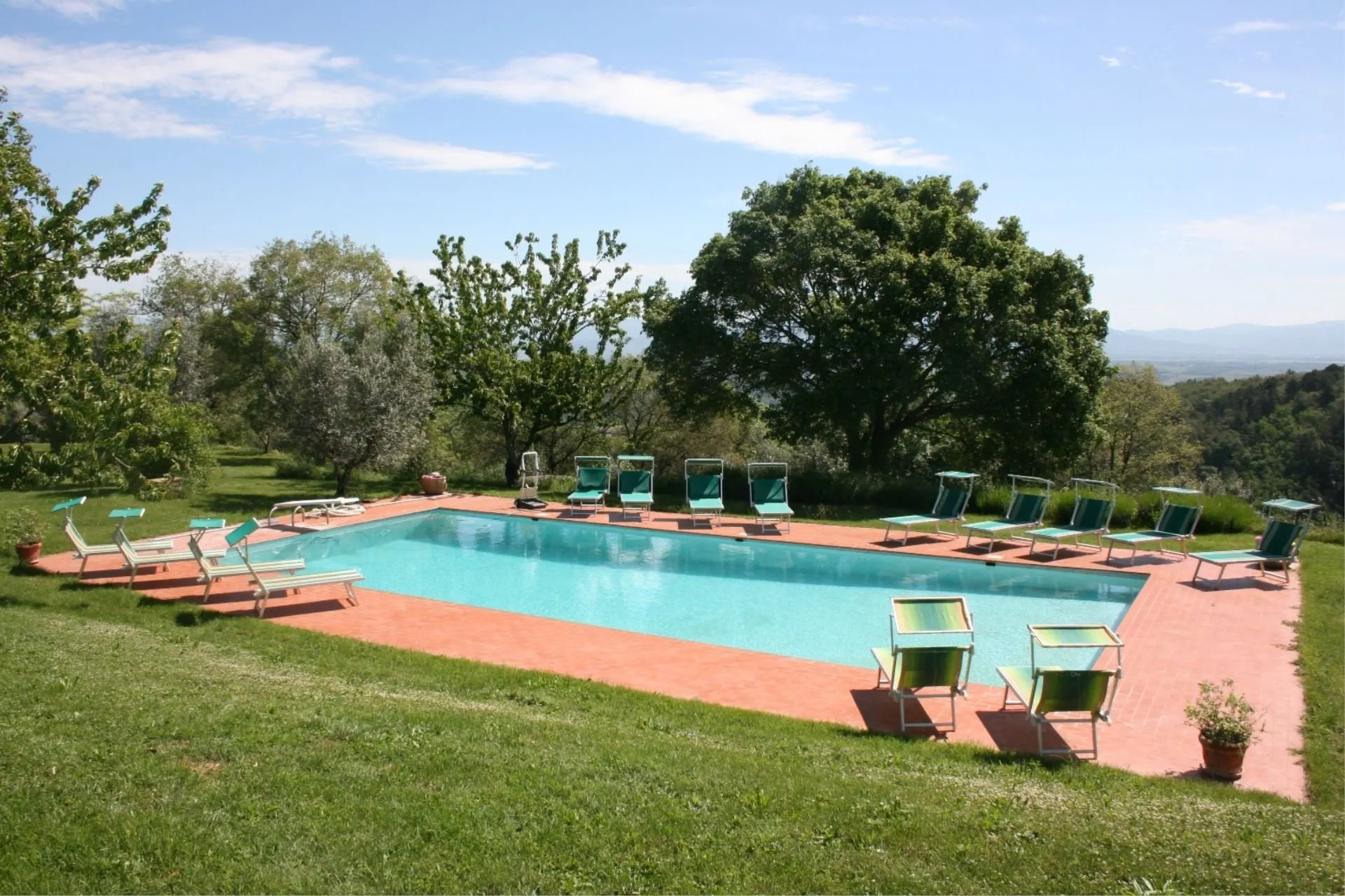 agriturismo bevignano- zwembad met ligbedden