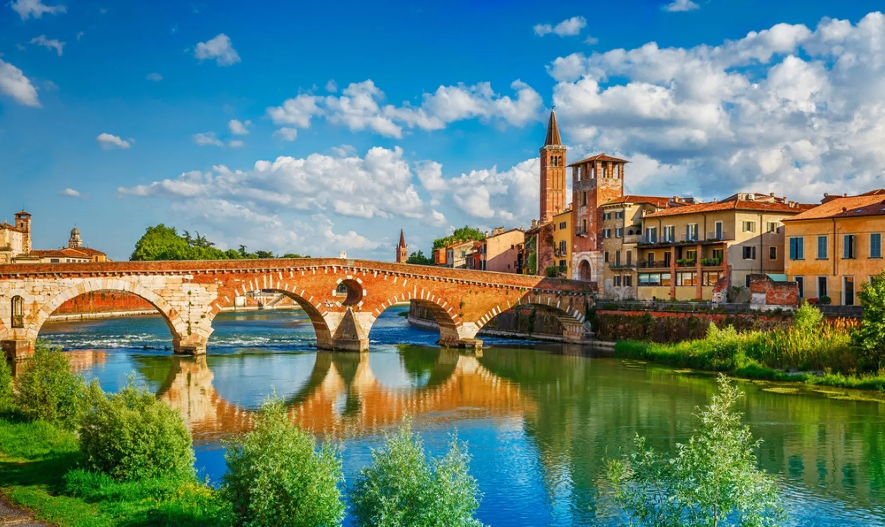 De brug Ponte Pietra in Verona - Italië