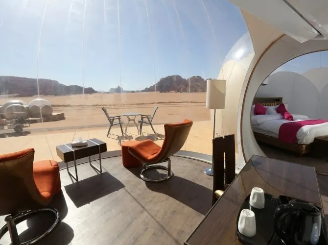 Wadi Rum Bubble Luxotel bubbel suite zithoek en slaapkamer - Wadi Rum