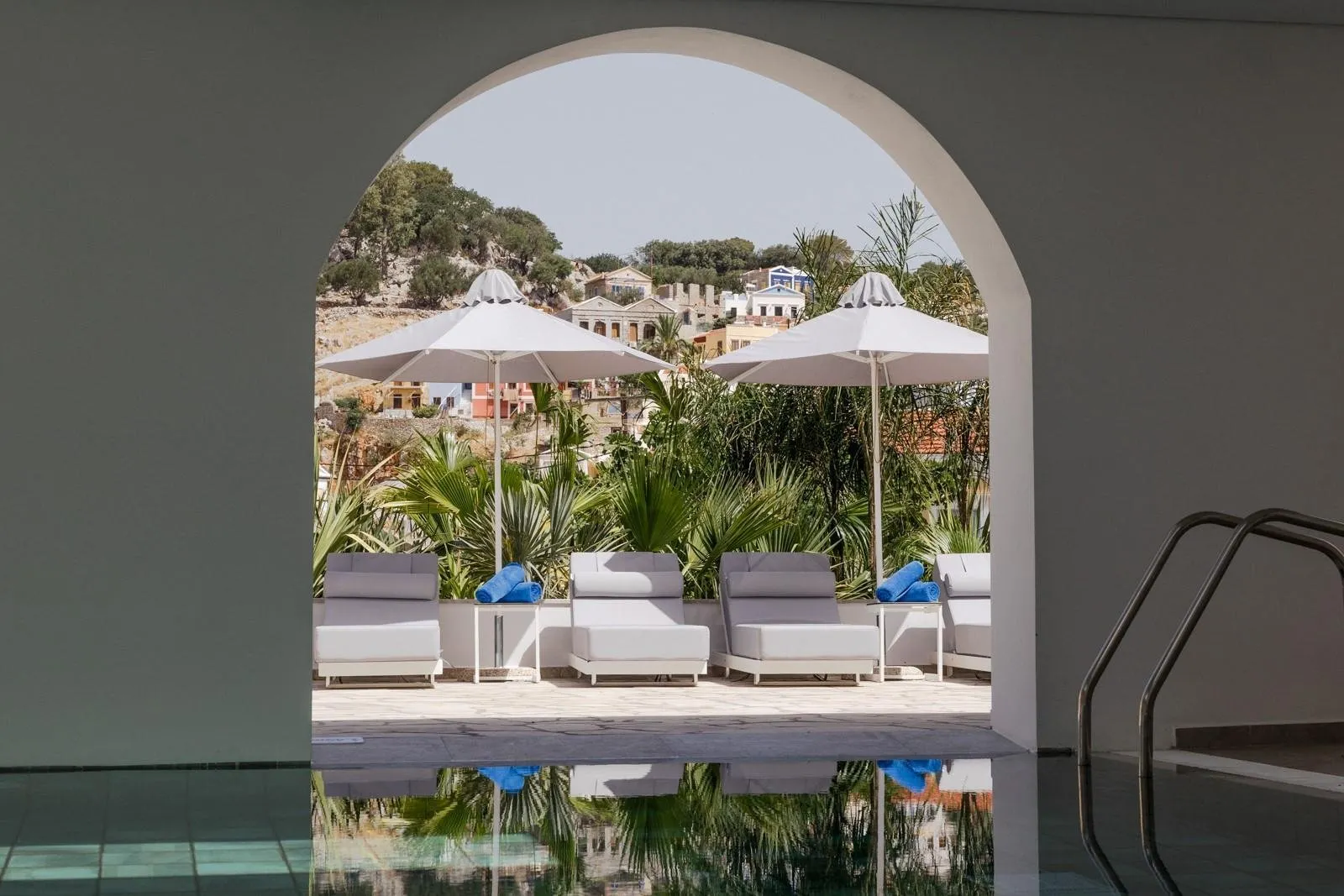 Hotel Opera House - ligbedden bij het zwembad