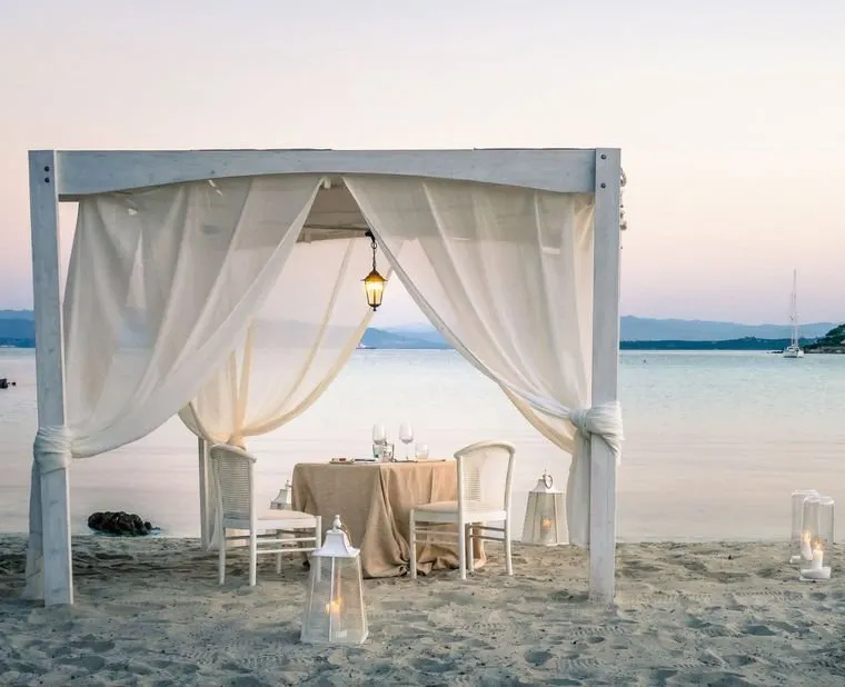 gabbiano azzurro dineren op het strand