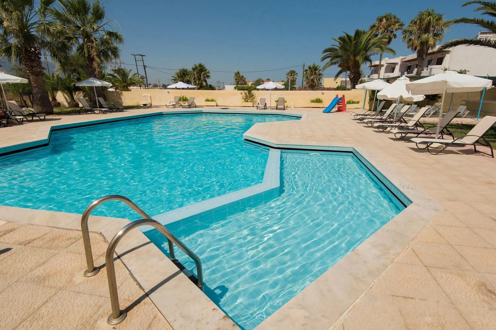 Leonidas Hotel & Studio's