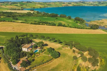 Poggio Falcone - villa en omgeving van boven