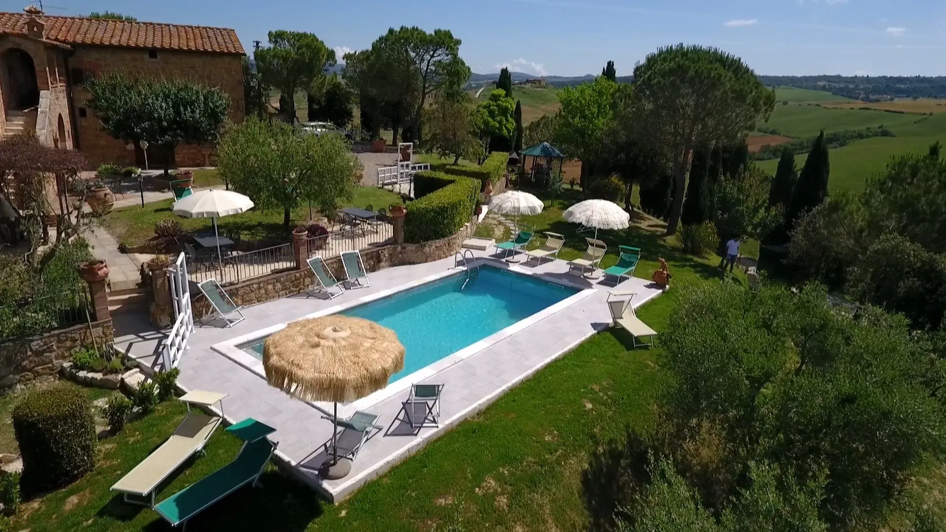 Palazzo-Conti-Zwembad met parasols.jpg