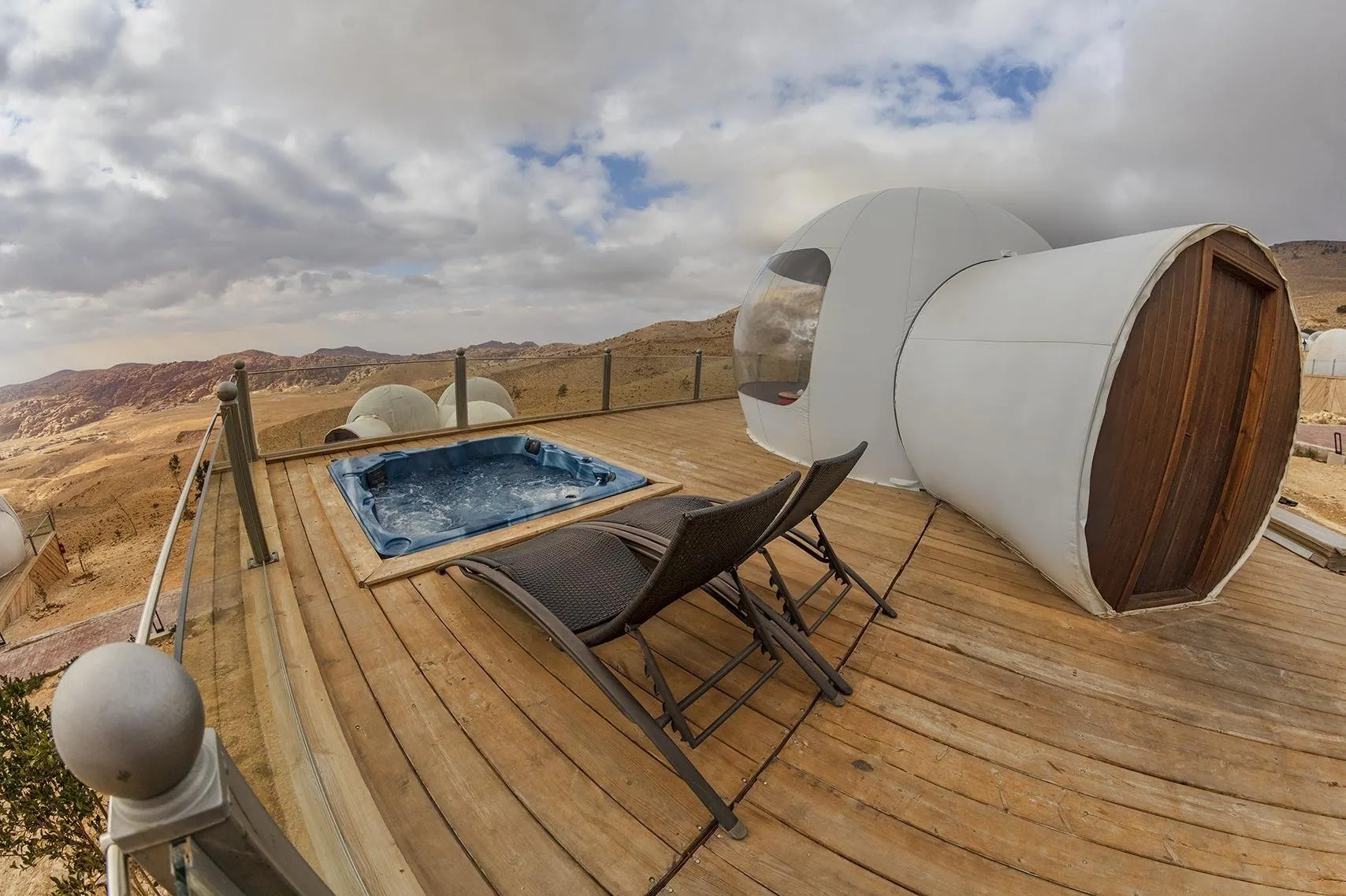 Petra Bubble Luxotel jacuzzi op het terras van een bubbel suite - Little Petra