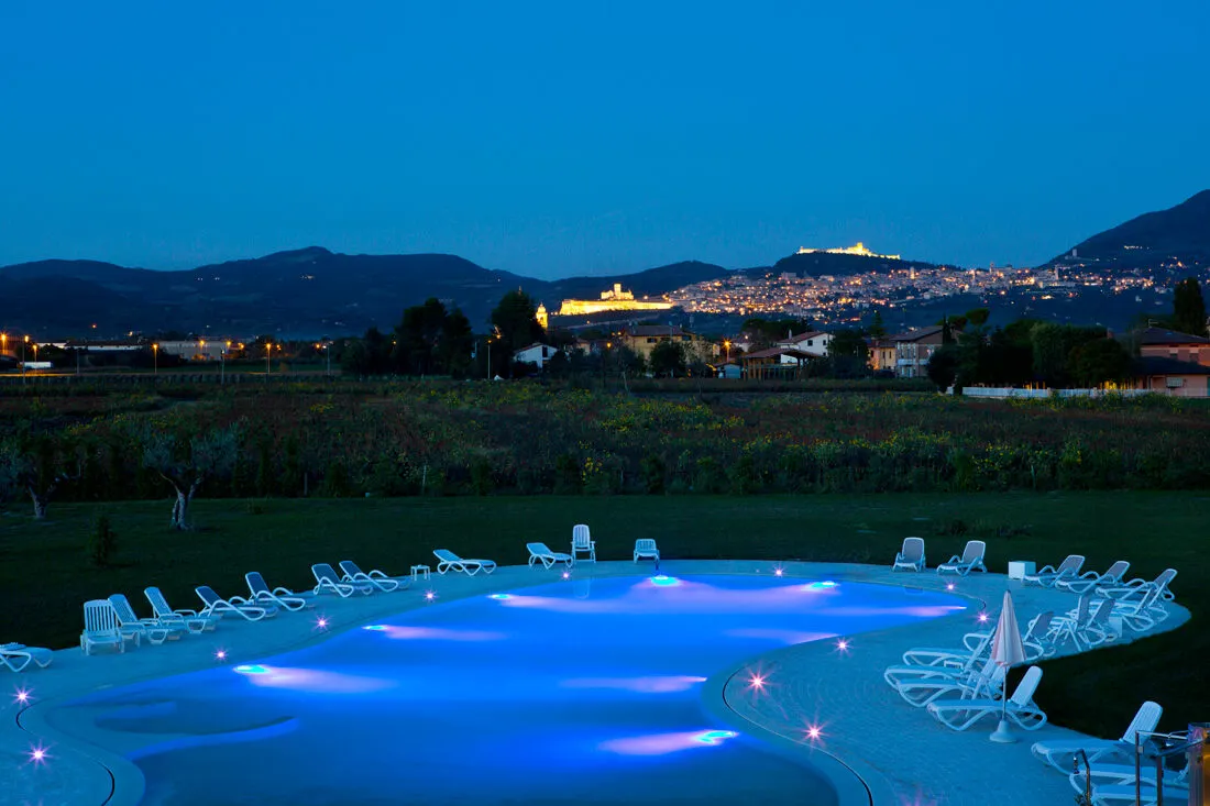 Zwembad hotel met zicht op Assisi