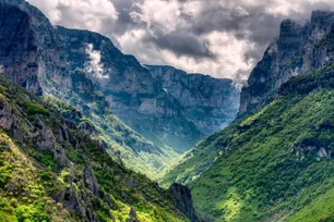 Fly-drive Corfu, magisch Meteora & Zagoria