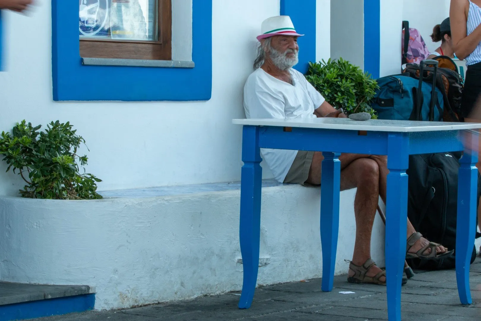 man voor huisje op filicudi lipari