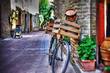 Straatje in San Gimignano, Toscane