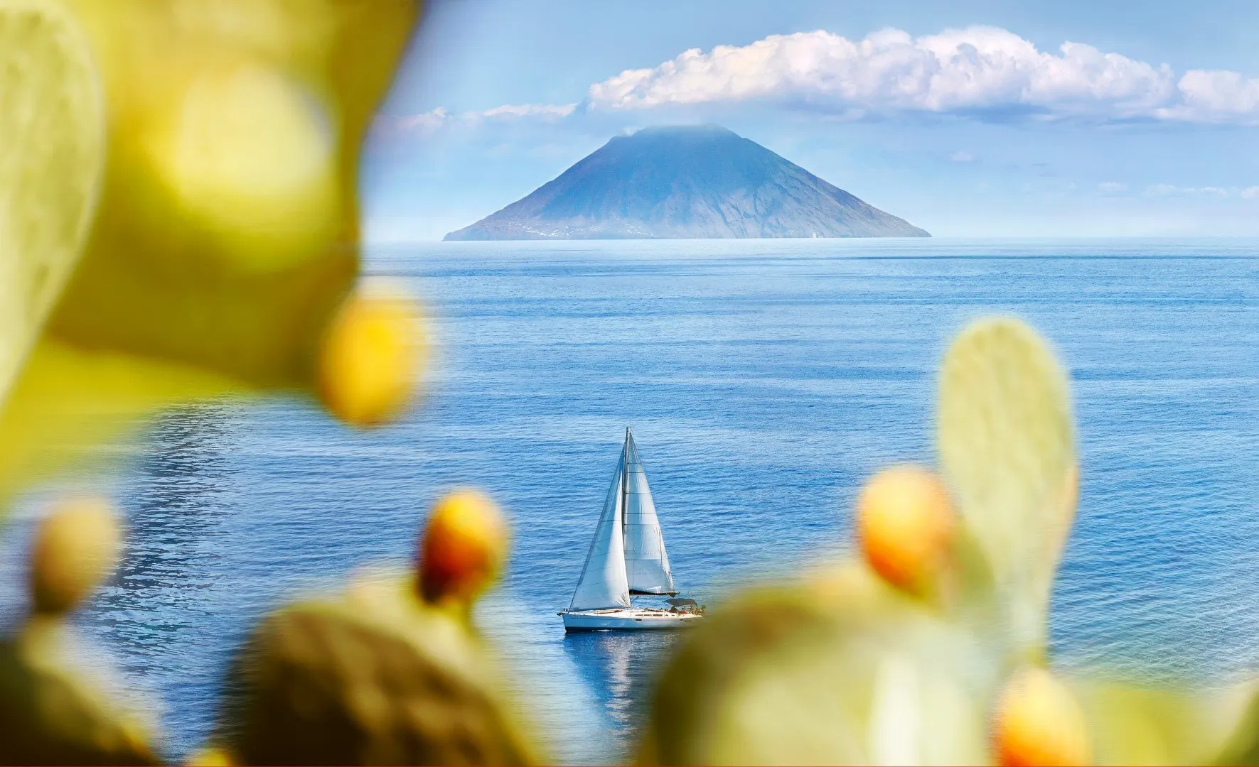uitzicht op stromboli vanaf salina - eolische eilanden - sicilie