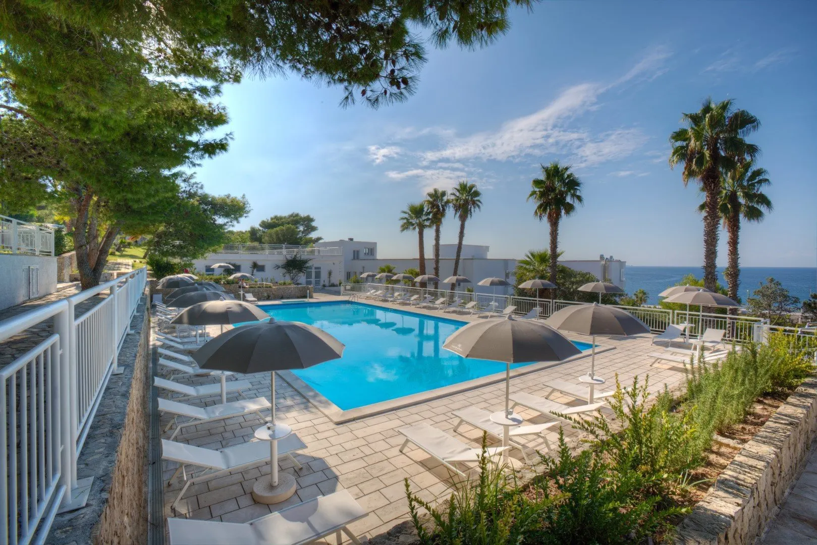 grand hotel riviera - puglia - italie - zwembad met ligbedden en parasols
