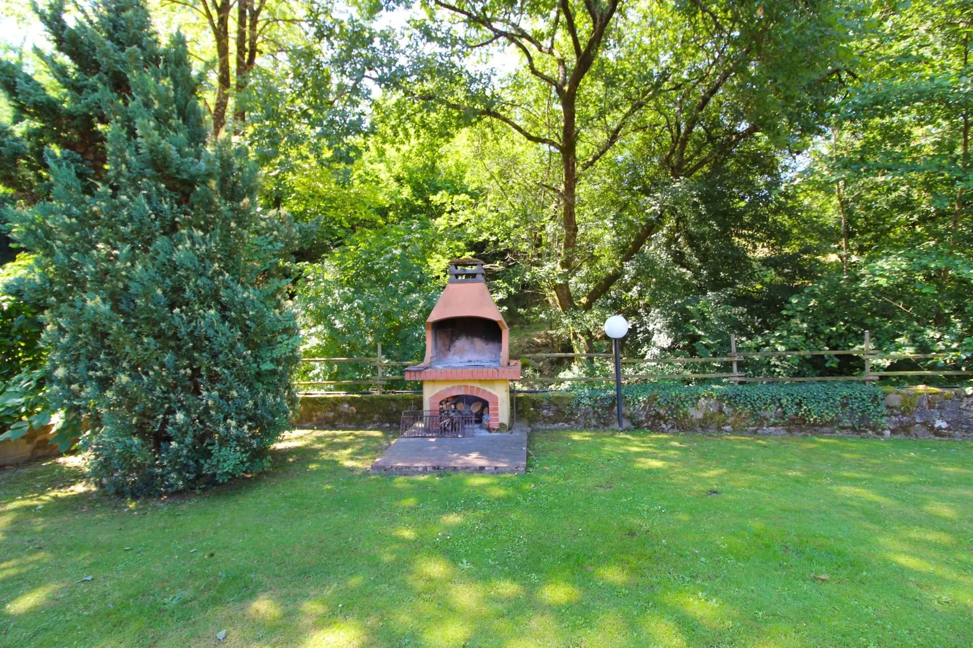Le-Balze-tuin-pizza-oven.jpg