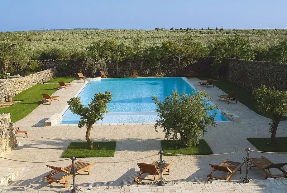 masseria bosco & masseria strazzati zwembad en zonneterras