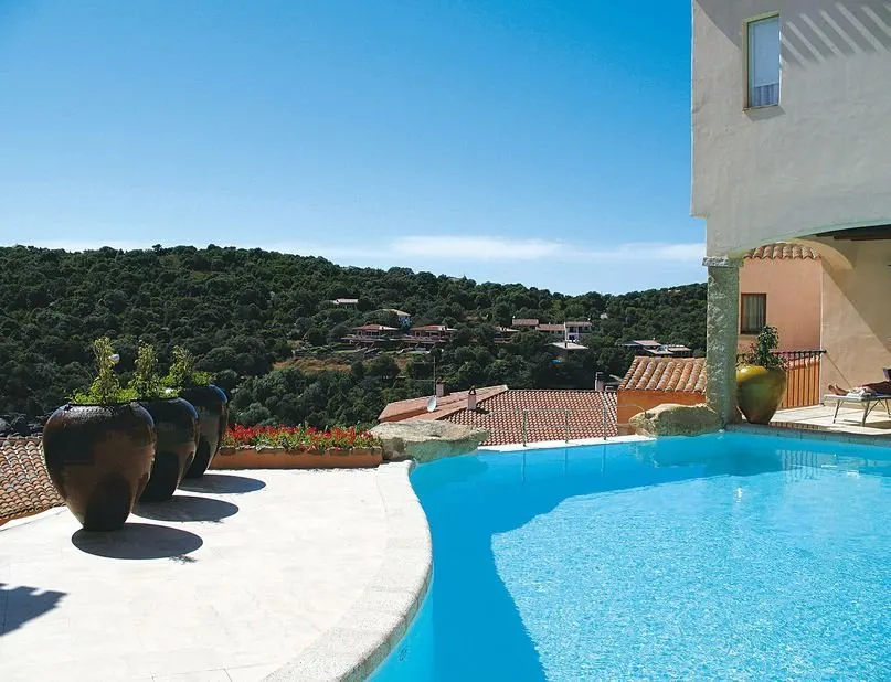 hotel arathena - sardinie - zwembad - en -uitzicht