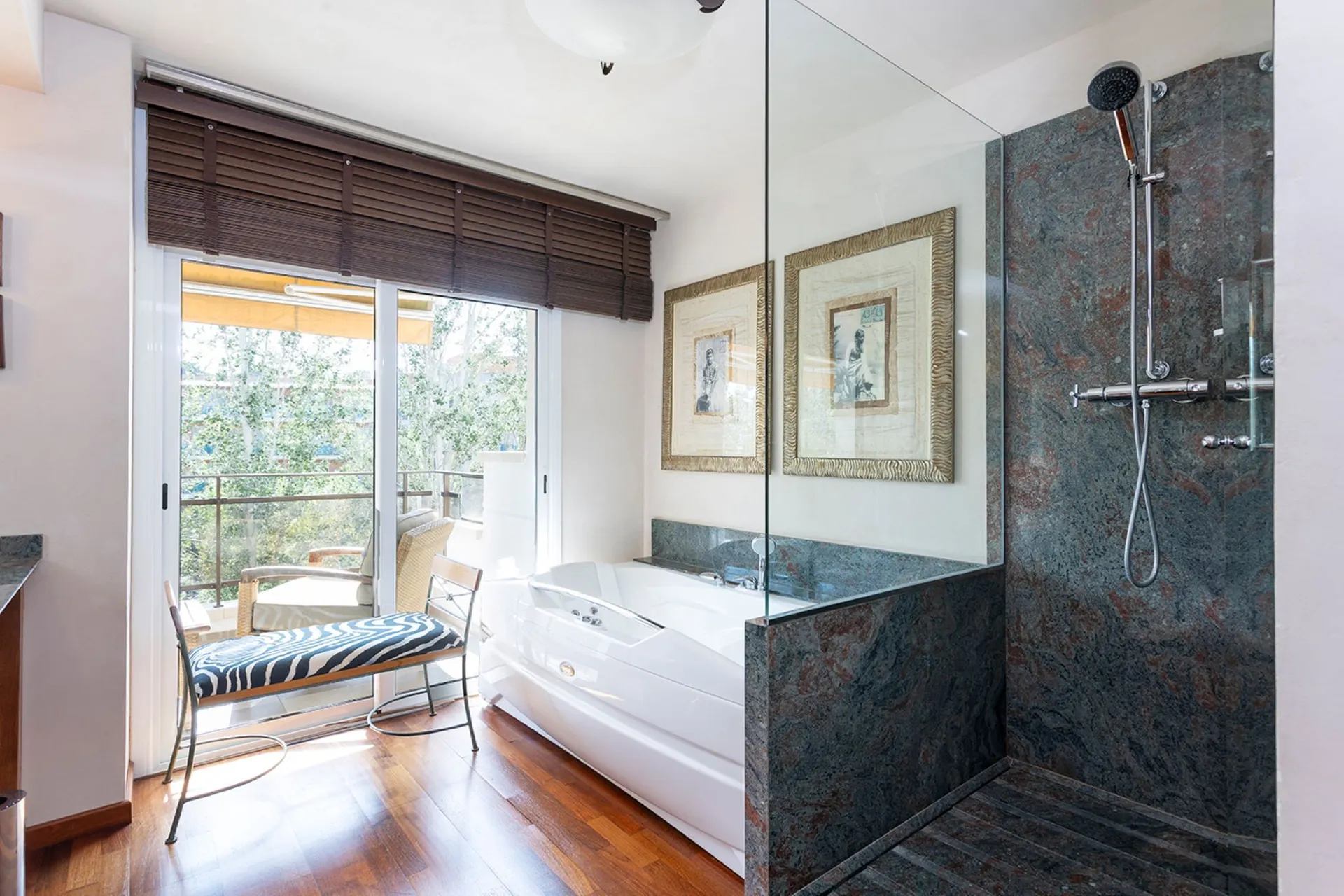Badkamer met jacuzzi